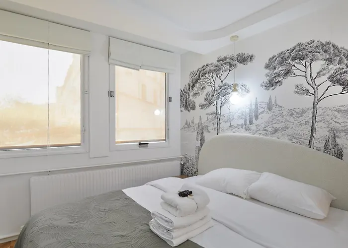 Saint Germain Des Pres Rue De Rennes By Studioprestige Paryż