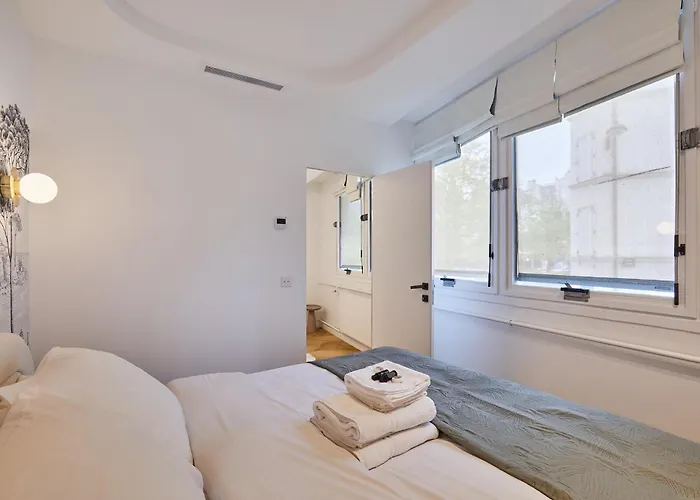 Saint Germain Des Pres Rue De Rennes By Studioprestige Paryż